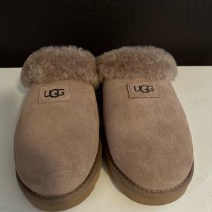 UGG women’s cozy slippers size 9 caribou color like new